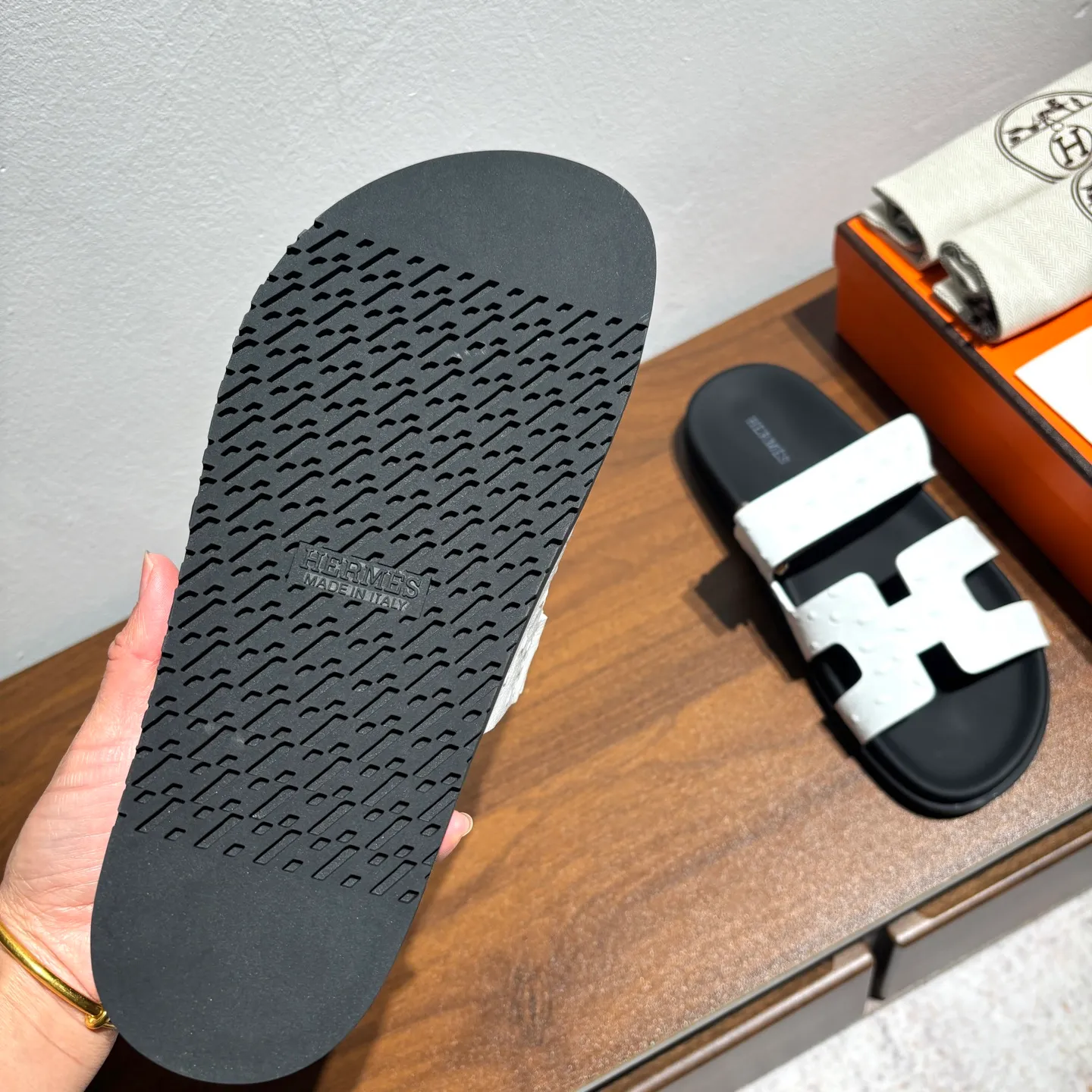 👟👟Ex-factory price 520👟👟 Men's size +10 Brand💗: HERMES Number💗: H8018-210199 Color💗: Ostrich pattern new color system Size 💗: 35 to 40 38-45 Upper material: imported calfskin Outsole material: Tpu anti-slip and wear-resistant outsole 🆕🆕🆕HERMES 2025 latest color matching, original purchased and dismantled, imported custom fabrics. All colors have been adjusted N times, striving to be zero different from the original! The top version for women 💰 Erjie's shoes that have become extremely popular recently - chypre sandals, which are comfortable for all ages and are cute and cute. Paired with various colored socks, it’s so trendy